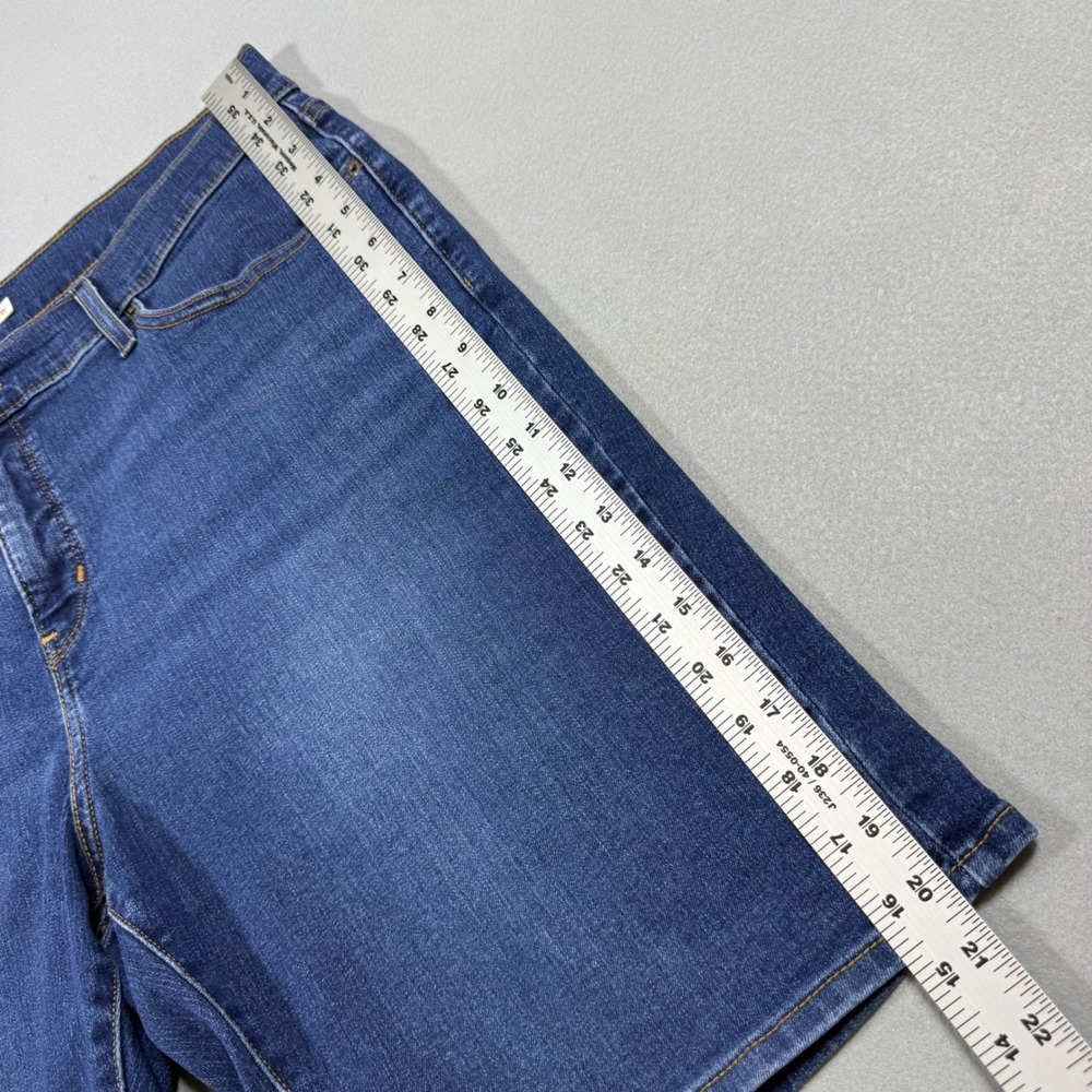 Levis Shaping Bermuda Shorts Womens 18W Blue Denim Medium Wash Stretch 9 Inseam - Picture 6 of 7